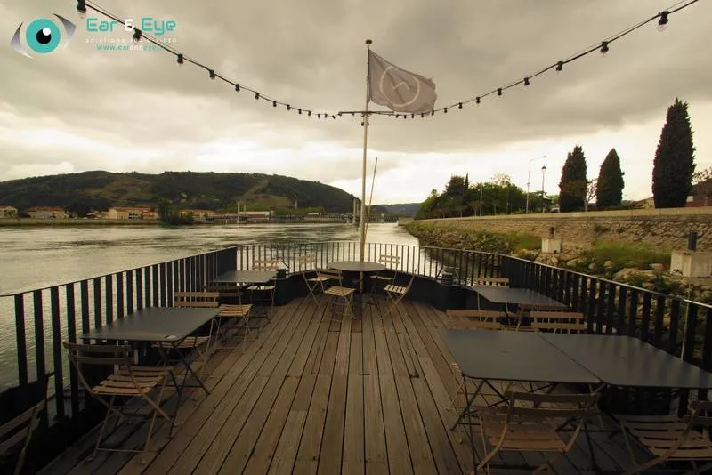 Projet d'équipement audio-vidéo pour une Péniche restaurant à Valence, Lyon, Ear and Eye