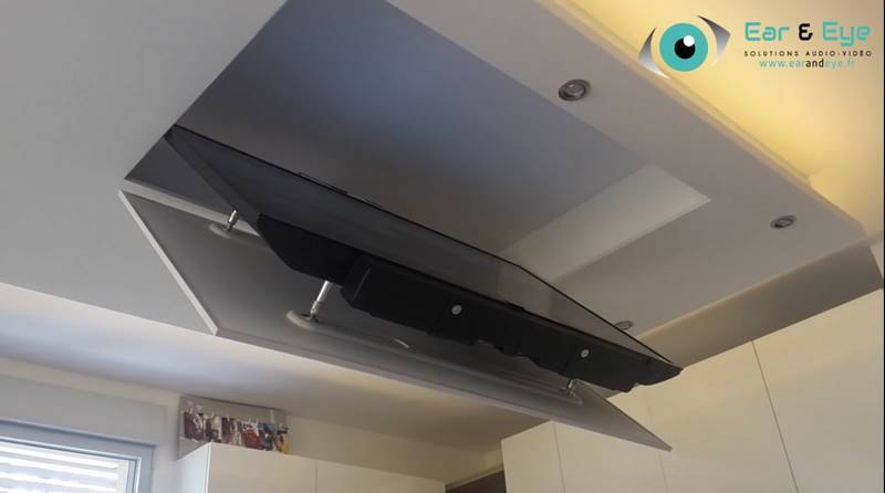 Une TV motorisée encastrée au plafond pour une cuisine à Lyon, Lyon, Ear and Eye