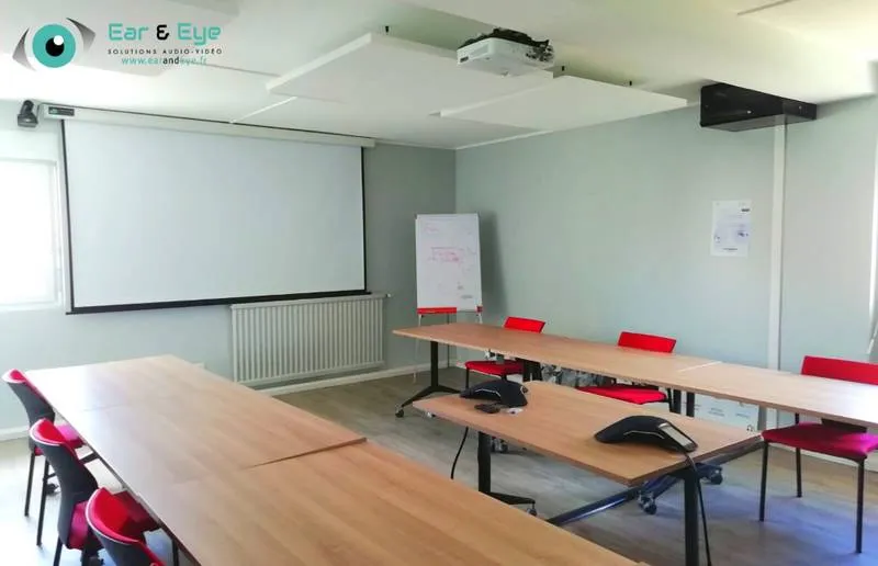 Une solution de visioconférence pour une école dans une salle de réunion à Lyon, Lyon, Ear and Eye